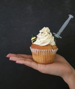 Bee's knees cupcake
