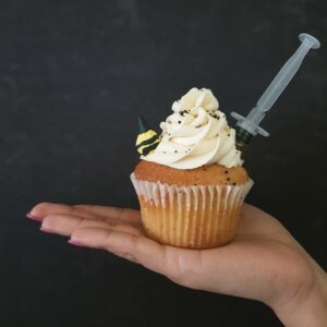 Bee's knees cupcake