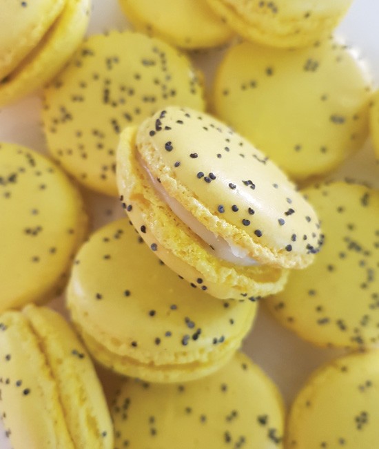 Lemon, mint & poppy seed macaron
