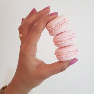 Rose macaron
