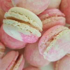 Coconut ice macaron