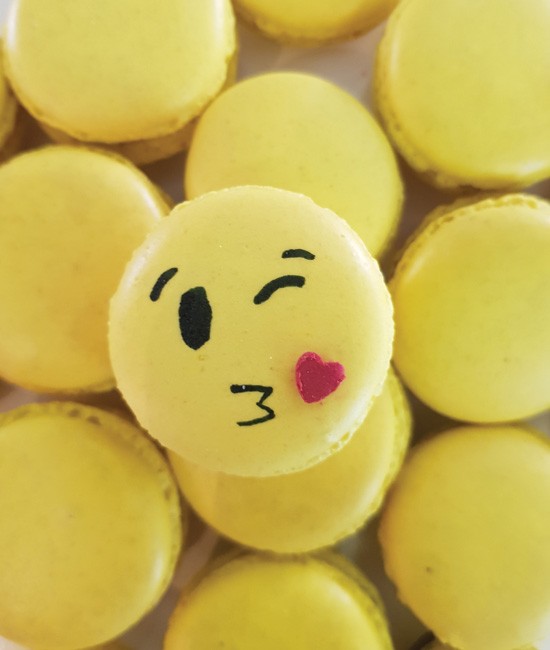 Kiss emoji macaron