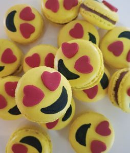 Love emoji macaron