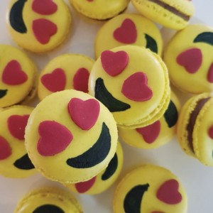 Love emoji macaron