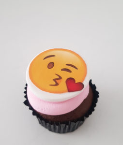 Kiss emoji cupcake