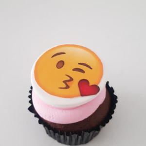 Kiss emoji cupcake