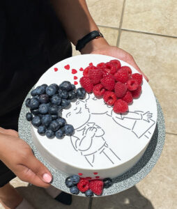 Berry kisses cake