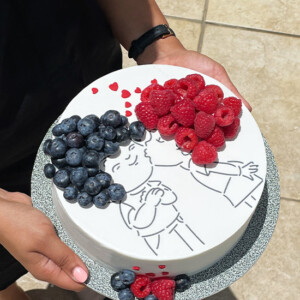Berry kisses cake