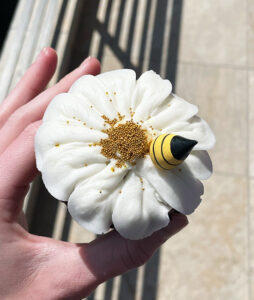 Spring bee cupcake