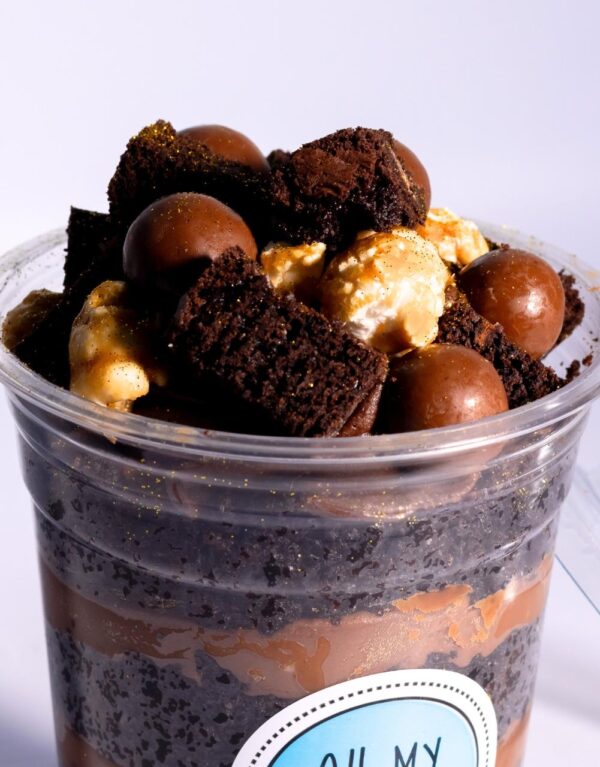Personalised gourmet cake cups created by OhMyCake.