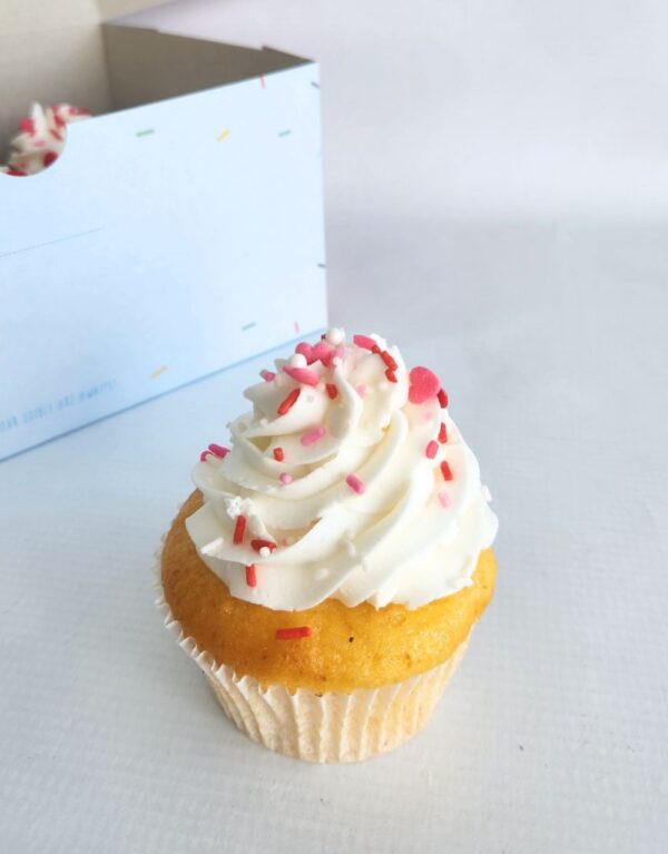 Gift box of 6 valentine's cupcakes - Image 2