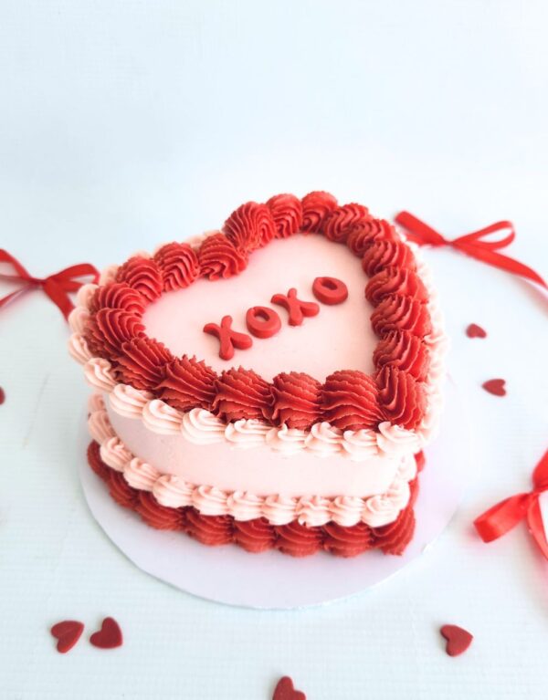Retro heart cake in red - Image 2