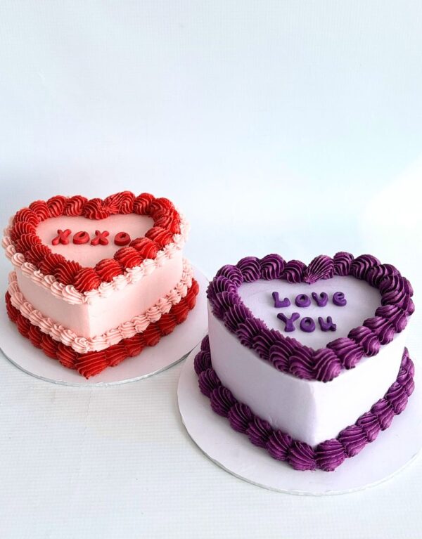 Retro heart cake in red - Image 3